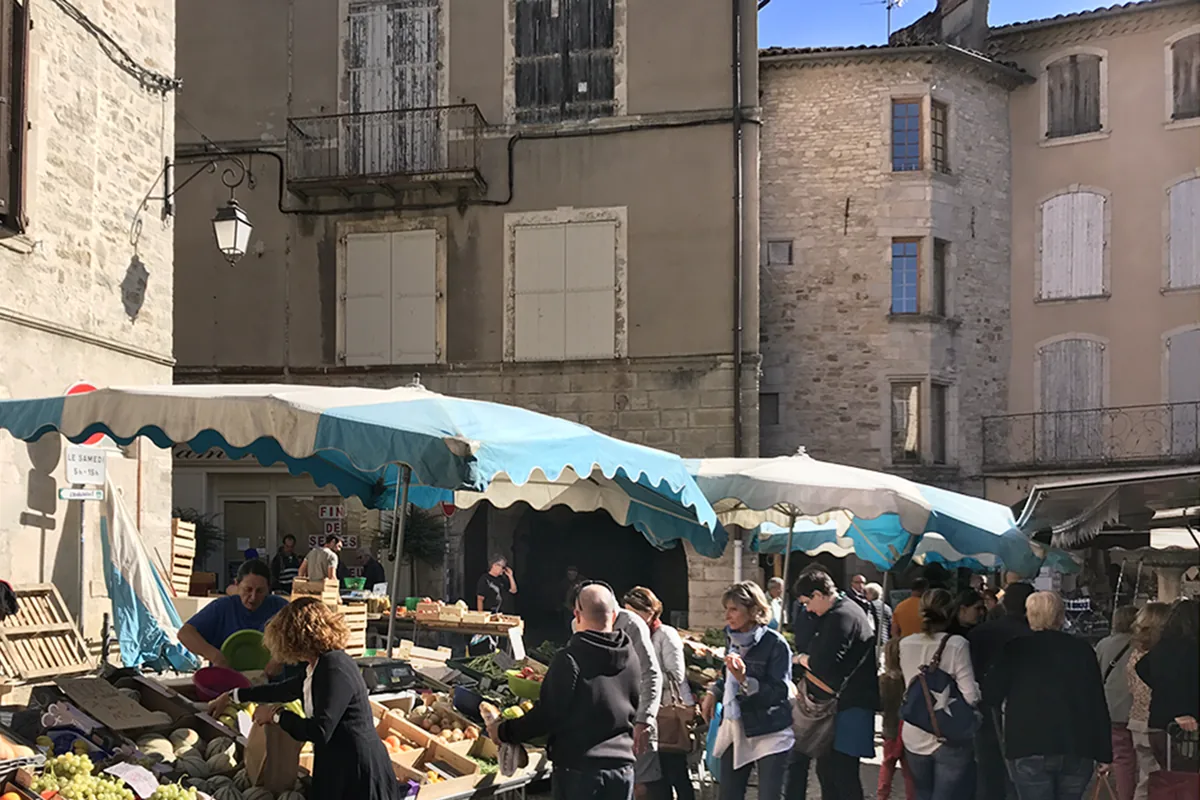 Bunter Markt, Gemüse/Käse/Oliven, Sommer, Licht.
